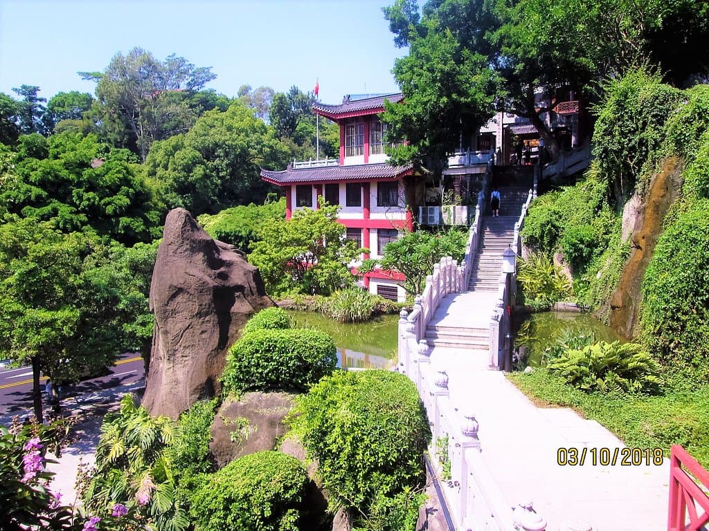 Way to the Hongshan Temple and the Park