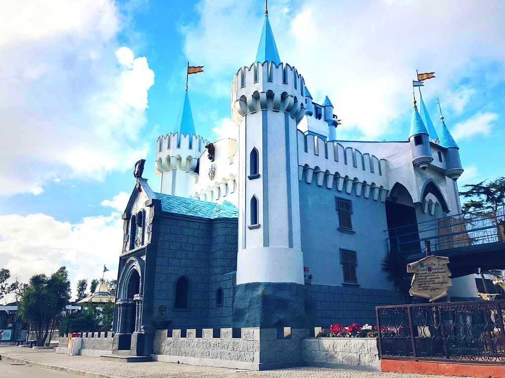 Tecnologia, corse, competizione. A volte è possibile premere il tasto pausa e rallentare.
A Napoli ha riaperto Edenlandia e noi per un giorno siamo tornati bambini in un piccolo parco dal gusto retrò...con giostre dei Luna park di quando noi eravamo piccoli.