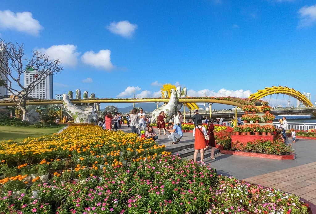 Очень хороший парк для фотосессий. Много девушек ходят в национальных нарядах. Есть кого пофотографировать. Много улыбок. Очень красиво. Много цветов. На пристани стоят кораблики. Дети были очень довольны. Хорошо виден мост дракона. Через дорогу очень красивый храм. Советую съездить. Даже если вы фотографируете то это место обязательно. Провожу экскурсии. Гид в Дананге и окрестностям. Все контакты есть в профиле.