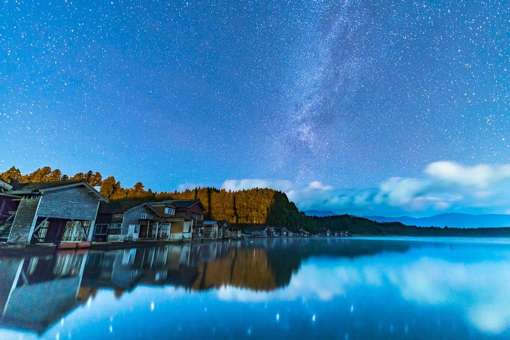 加茂湖のかき小屋群と天の川リフレクション風景