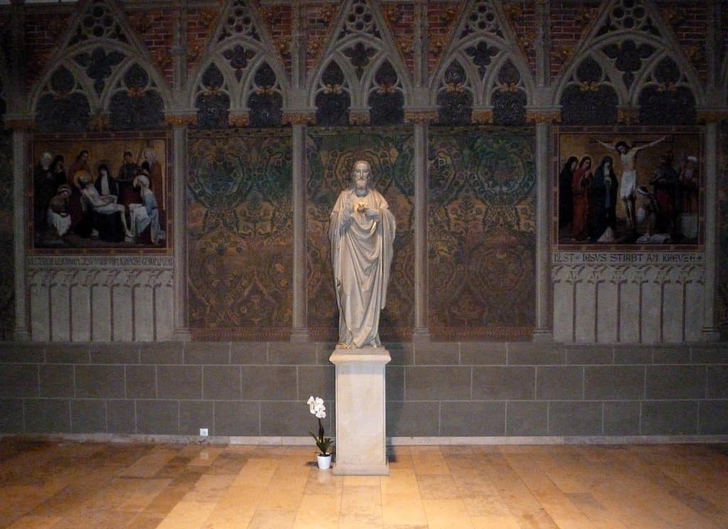 In St. Antonius, die Kirche war nicht voll ausgeleuchtet.