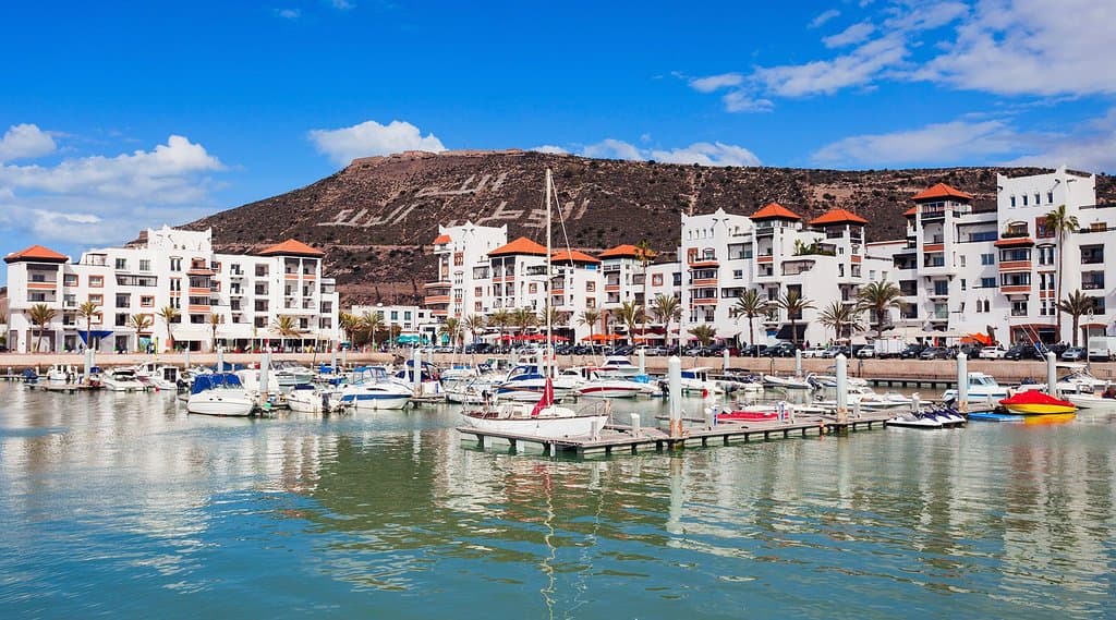 Agadir, ville située sur la côte atlantique sud du Maroc dans les contreforts de l'Anti-Atlas, est la capitale de la province d'Agadir Ida-Outanane. Cette station balnéaire est réputée pour ses parcours de golf, sa large plage en croissant et sa promenade en front de mer bordée de cafés, de restaurants et de bars. Perchée sur une colline, la kasbah d'Agadir a été détruite lors d'un tremblement de terre en 1960, mais ses murs d'origine sont toujours debout. Population : 452 540 (2014) Coordonnées