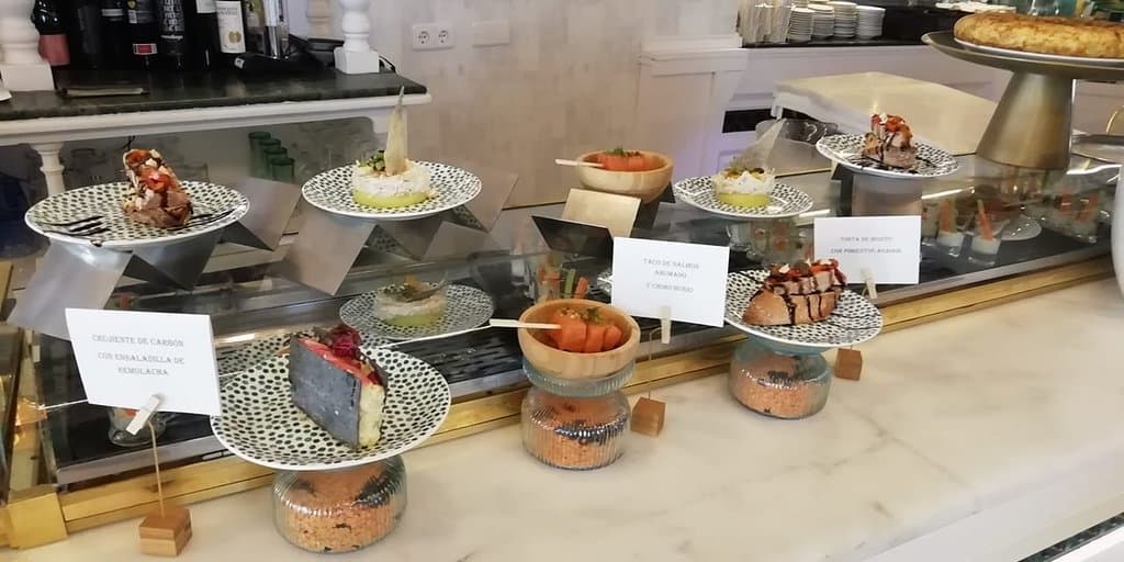 Variedad de pinchos fríos y calientes