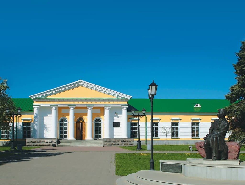 Входная группа музея ( вид с ул. Коммунаров).