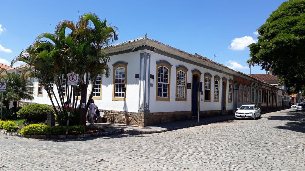 Memorial Tancredo Neves - Esquina da Rua Padre José Maria Xavier e Rua Padre Rocha - Ao lado da Ponte do Rosário