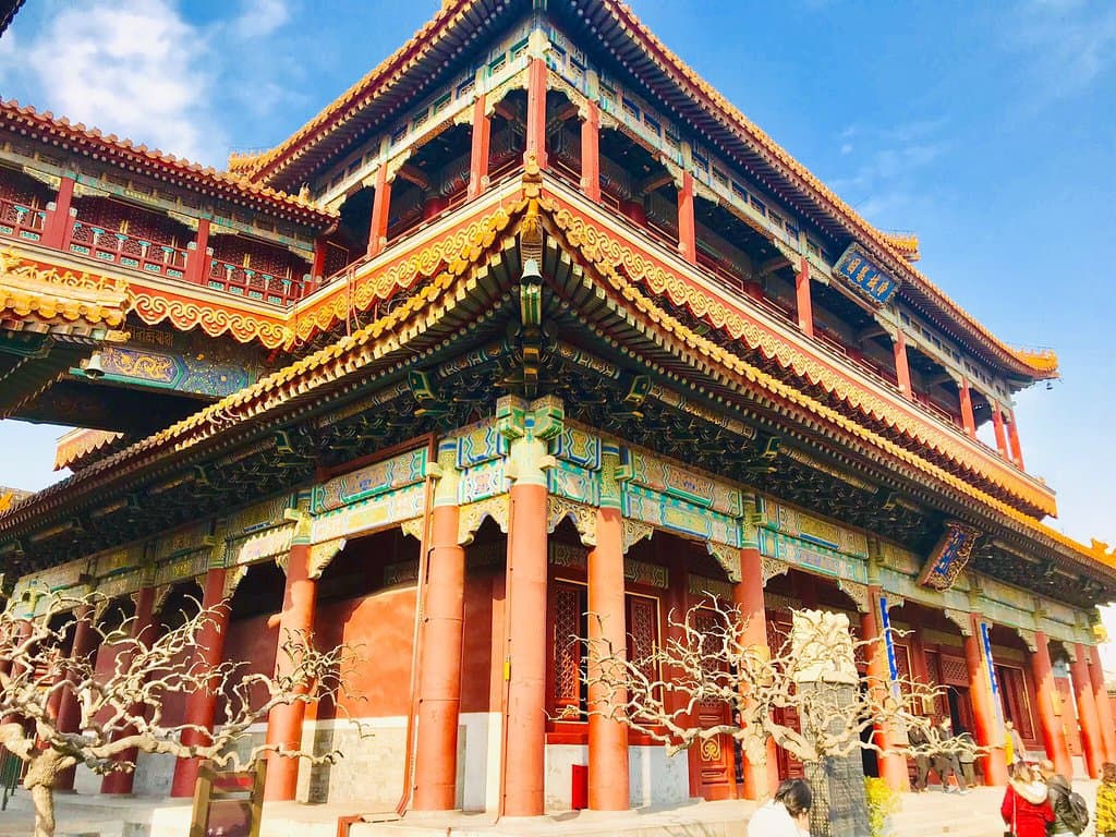 Magnifique temple, avec des couleurs très chaudes et des nuances de vert et de bleus.