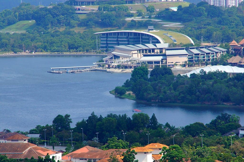 호숫가의 마리나