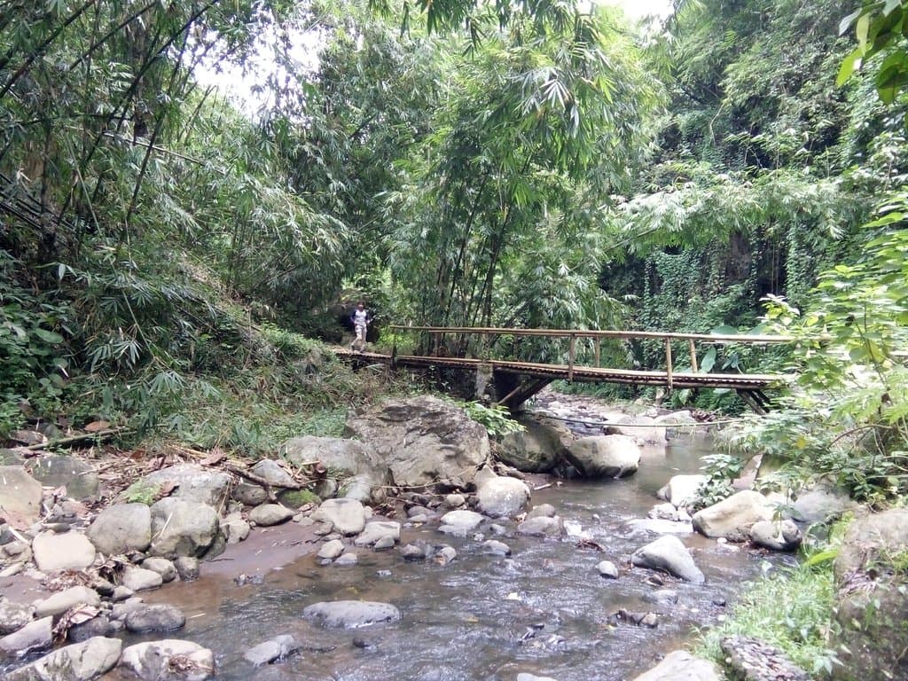 hati-hati juga m=saat melinytas jembatan bambu ini yaa