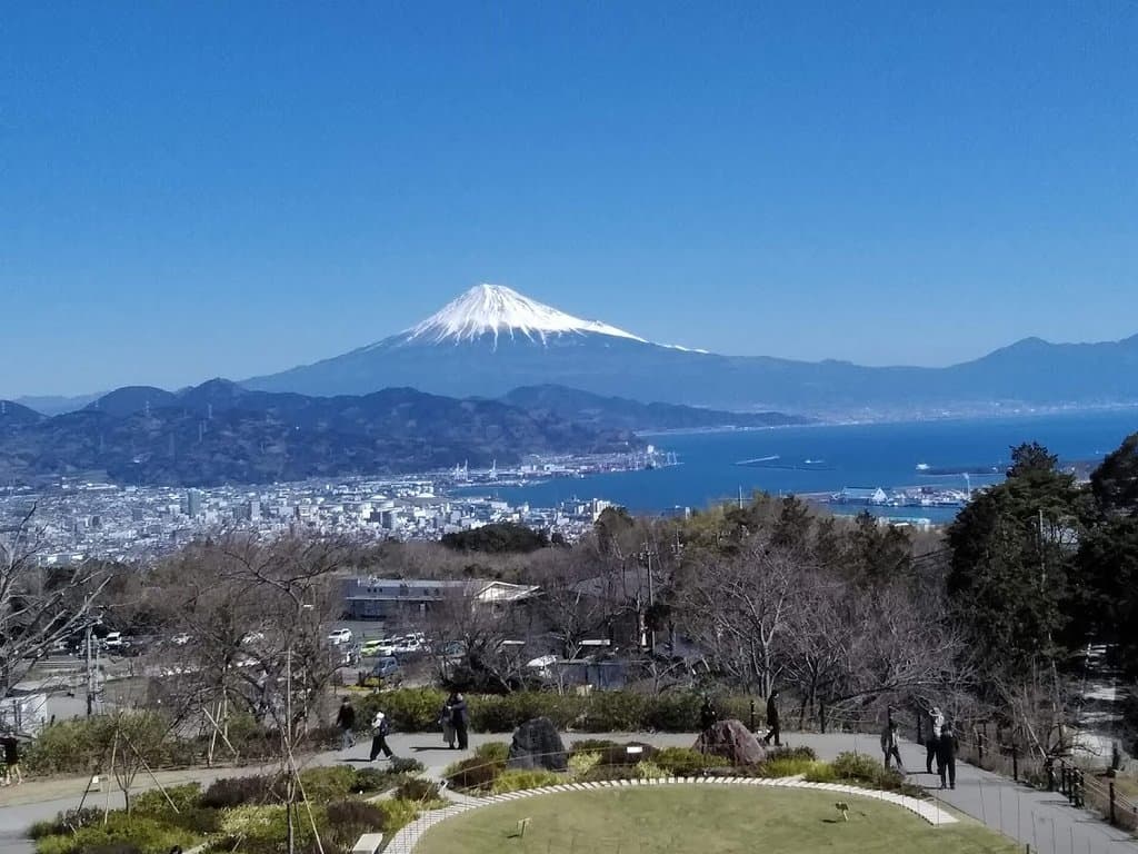 夢テラス二階の回廊からの駿河湾