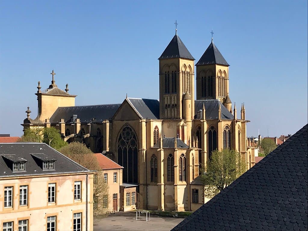 Vue de l’arrière de la basilique depuis les toitures de l’opéra-théâtre