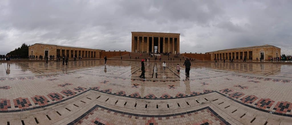 土耳其國父凱莫爾紀念館,紀念館是土耳其國父凱莫爾長眠之處,融合了古西臺神殿、希臘羅馬、拜占庭、及回教之建築特色而興建,整個區域包含了公園、廣場、陵墓及陳列凱莫爾遺物的博物館,展示廳內則陳列了他生前的史蹟與遺物,其中還有蔣中正簽名的照片,運氣好的話有可能還可以看到衛兵交接唷!