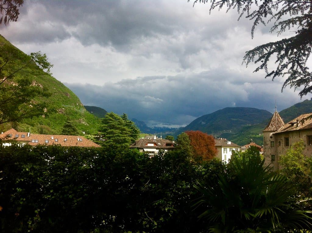 Nubi minacciose avvolgono il lontananza il Catinaccio, fotografato dalla passeggiata Lungo Talvera. Aprile 2019