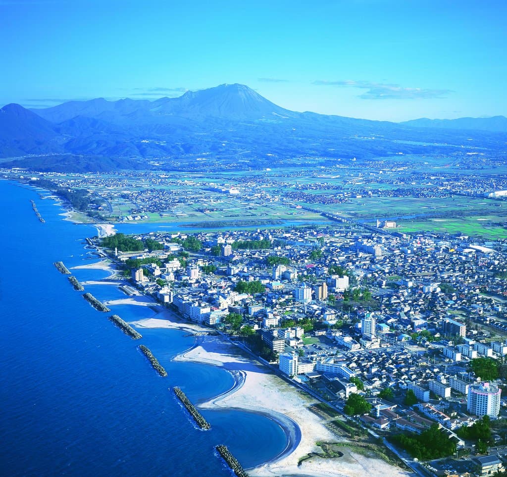 皆生温泉は、旅館街の眼前に日本海があり、背後には中国地方最高峰の名峰・大山(だいせん)がそびえています。