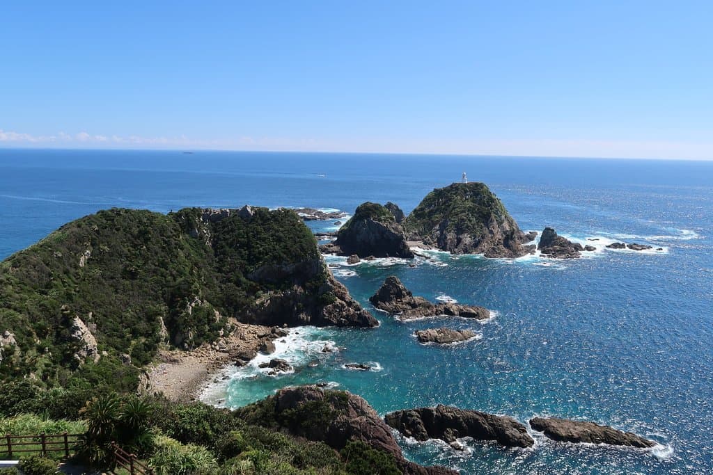 海はとても綺麗で歩いてこれを見に行く価値があります
