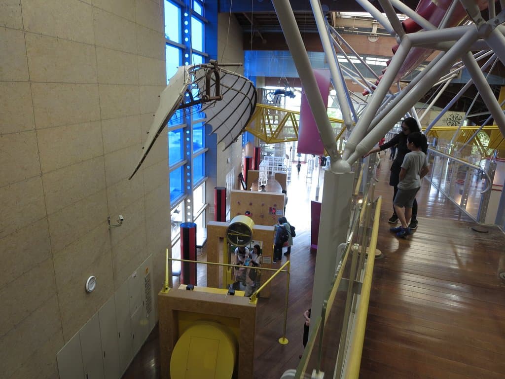 ジャングルジム的な遊び場もあります