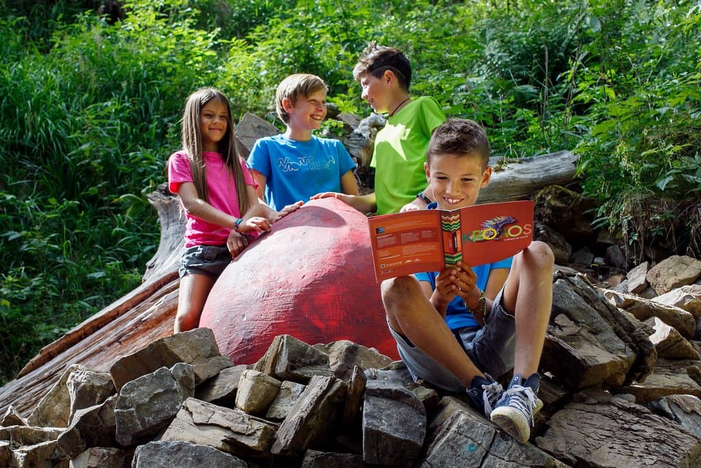 La Foresta dei Draghi è una passeggiata facile per famiglie e bambini. Il percorso è un anello di circa 1,4 km, pianeggiante e carrozzabile. Il sentiero è accessibile a tutti anche ai disabili. Si fa in un'ora circa senza bisogno di essere accompagnati. Si passeggini e carrozzelle.