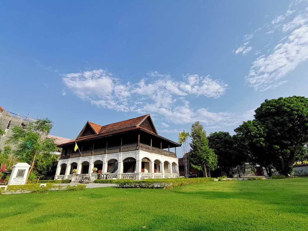 Outside the Khumchaoburirat mahain