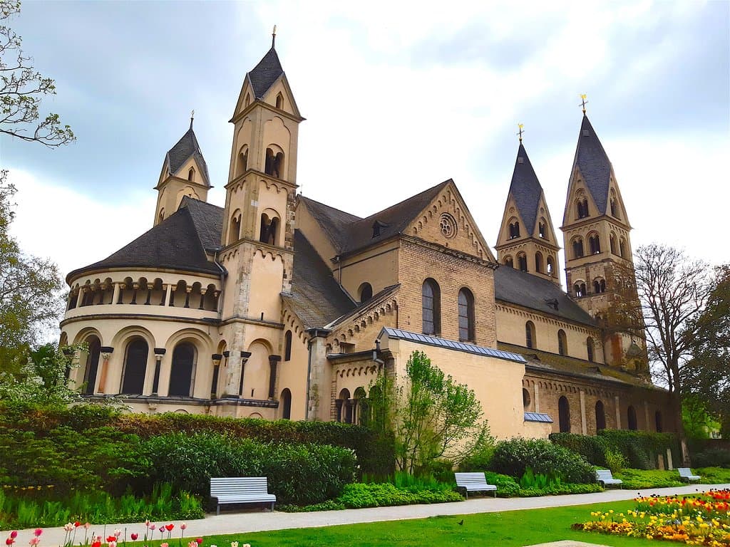 Photo from gardens between the Basilica and Ludwig Museum