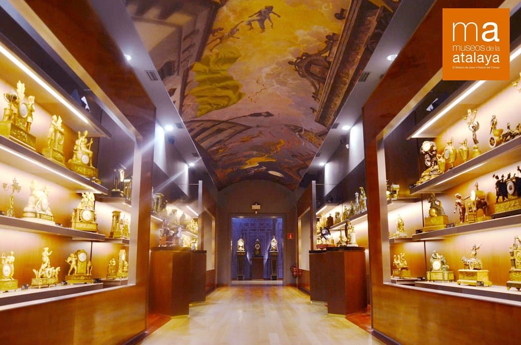 Sala Oro del museo de relojes Palacio del Tiempo de Jerez. 287 piezas increíbles, la mayoría funcionando, de los s. XVII a XIX. En ésta predomina el estilo Imperio (principios del s. XIX). Bronces dorados, mármoles, maderas y esmaltes dan forma a figuras mitológicas, esferas, y alegorías de artes y ciencias. Vada reloj es una obra de arte. MUSEOS DE LA ATALAYA