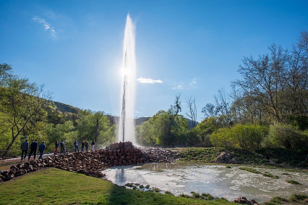Der Kaltwasser-Geysir in Andernach ist der höchste weltweit. Seine Fontäne schießt bis zu 60m hoch in den Himmel. Ca. 12-15 Minuten dauert ein Ausbruch.