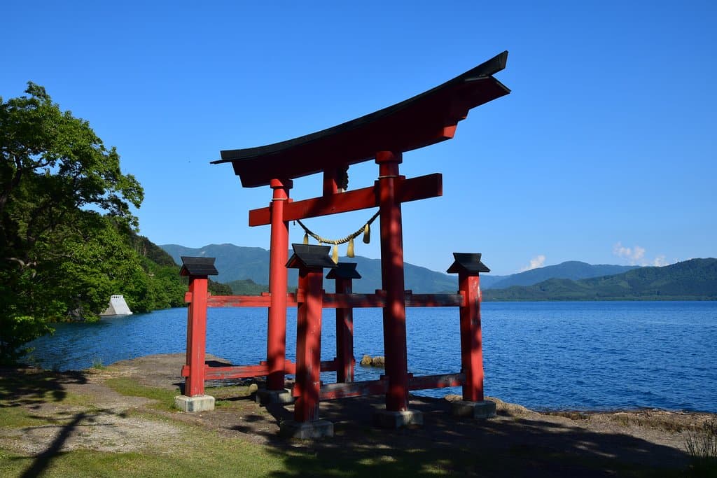 湖に面した鳥居がきれい