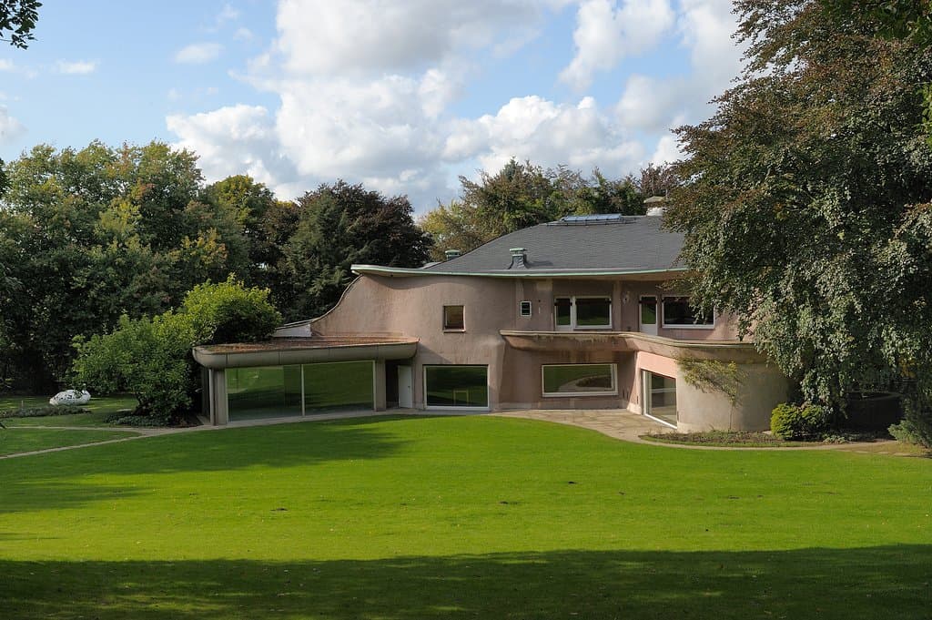 Die Villa Waldfrieden entstand zwischen 1947-1950 als Wohnhaus der Wuppertaler Industriellenfamilie Herberts und ist ein einzigartiges Beispiel organischer Architektur. Das denkmalgeschützte Bauwerk kann nur im Rahmen von Führungen besichtigt werden.