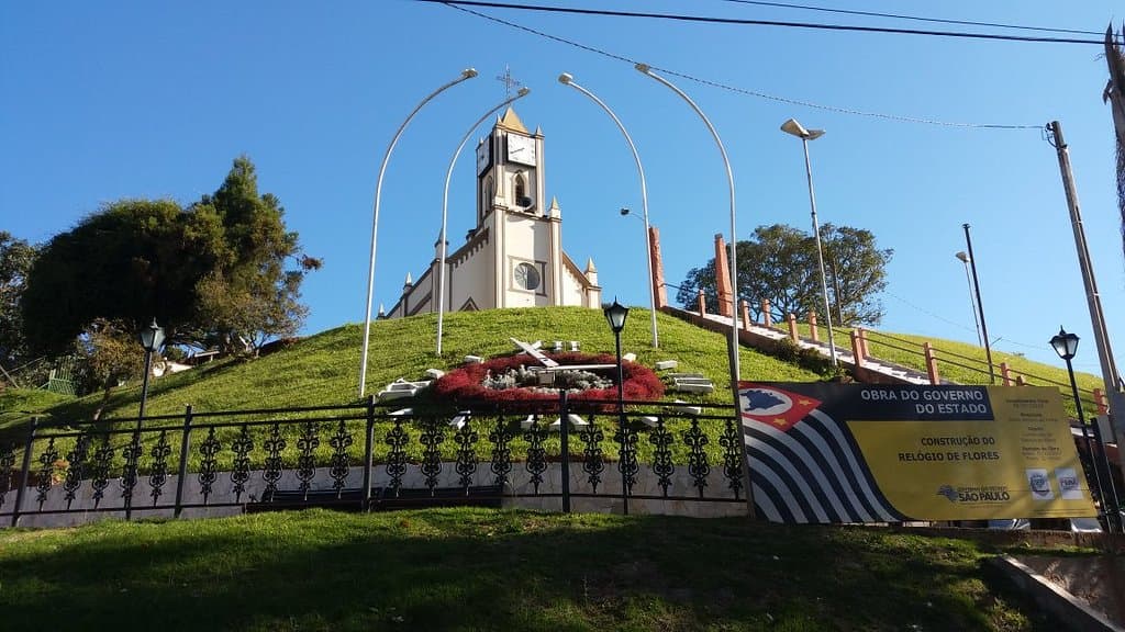 O acesso é subindo uma escadaria e passa a maior parte do tempo fechada, de noite, fica toda iluminada e vai mudando de cor a cada minuto.