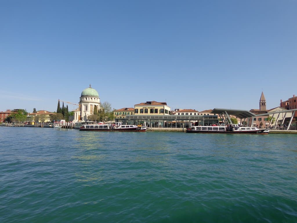 Vista geral da ilha. Destaque para o Templo Votivo della Pace di Veneza, construção com cúpula redonda à esquerda. E a torre da Igreja de Santa Maria Elisabetta.