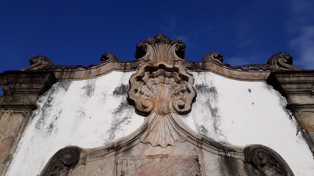 Detalhes das volutas, colunas e concha do Chafariz de Marília