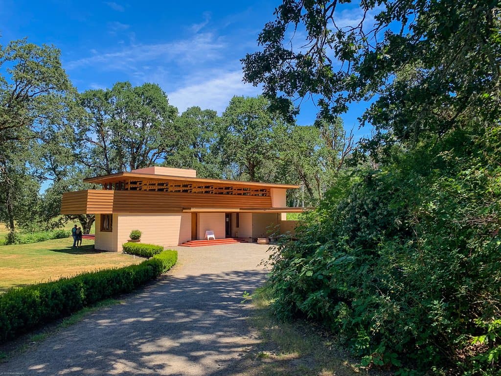 Front view of Frank Loyd Wrights Gordon House