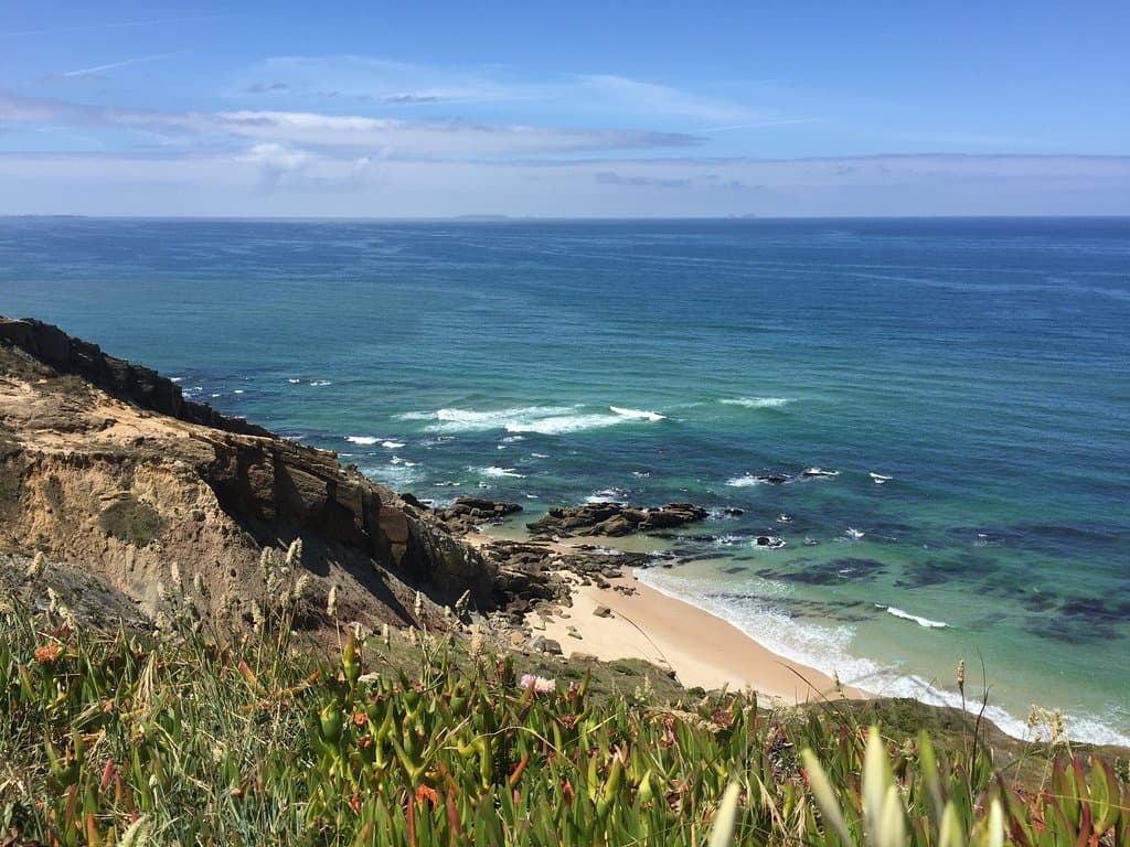 Praia oceânica de Foz do Arelho em Portugal.