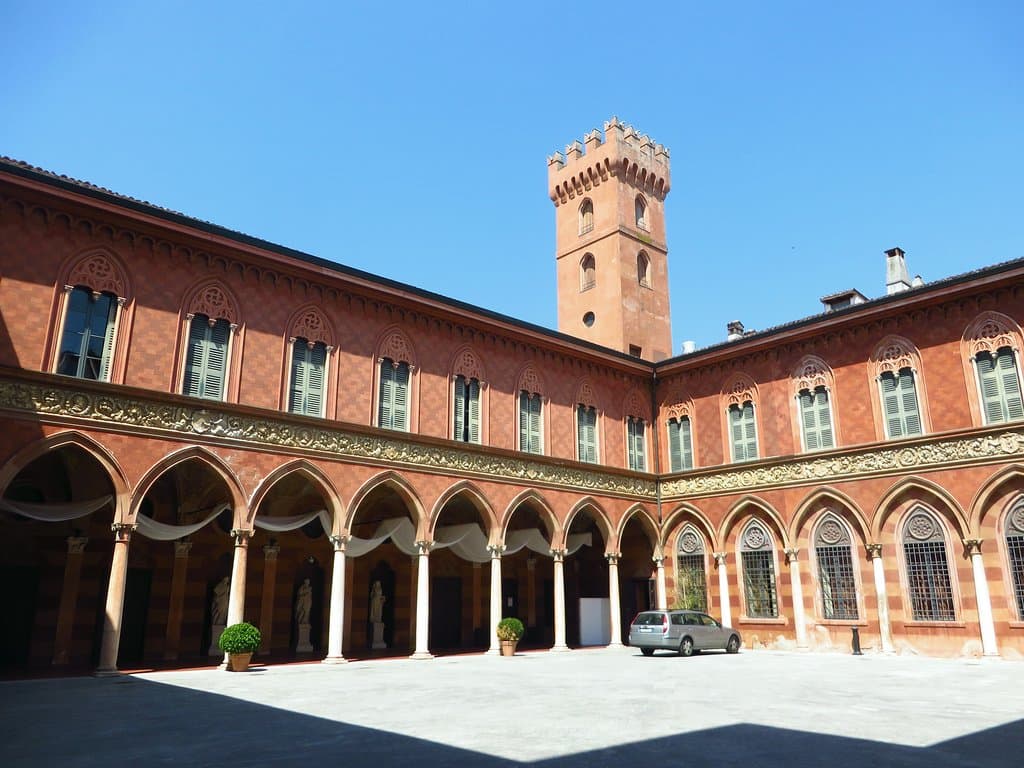 il vasto cortile interno