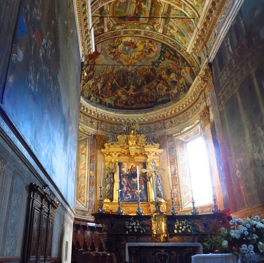 Il profondo presbiterio con in fondo la tela della Vergine in gloria e santi di Antonio Campi, inserita in una esuberante cornice dorata