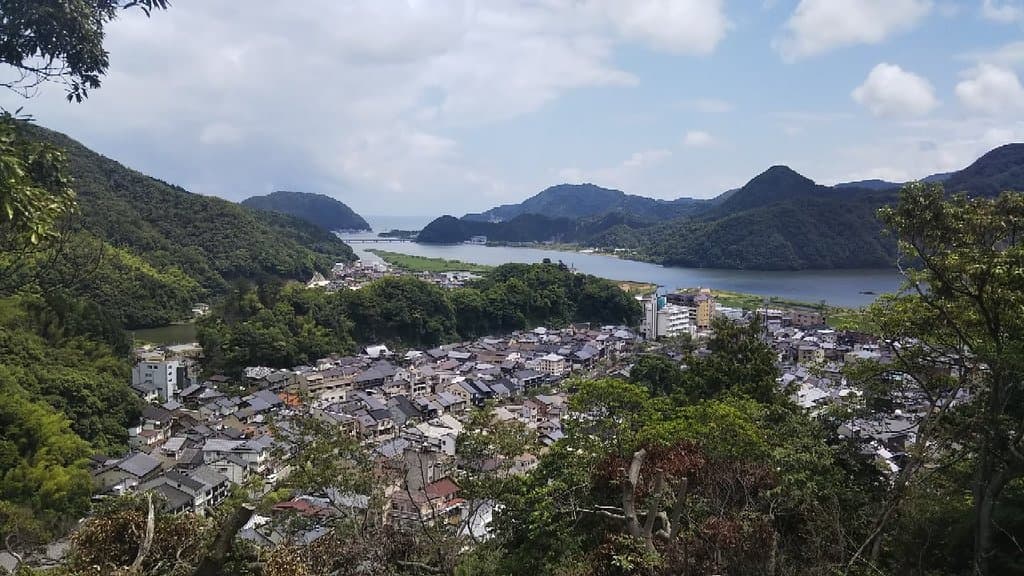 志賀直哉が好んで散歩をしたコース。城崎温泉観光協会の裏からスタートし、大師山山上(城崎温泉ロープウェイ山上駅)までのトレッキングコースです。途中、たくさんの個性豊かな石仏があり、普通に歩いて45分ほどの道のりです。 途中、城崎温泉の街並みも見えます。