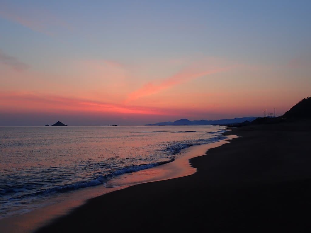 日本海側だったので無理だと思っていたら、ここは日の出の見えるスポットでした。まだ日が出てないですが幻想的な光景です。