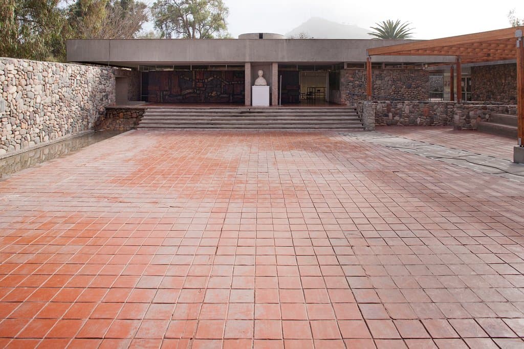 Patio de acceso del Museo gabriela Mistral de Vicuña, emplazado junto al sitio natal de la poeta e intelectual chilena, ganadora del Premio Nobel de Literatura ejn 1945.