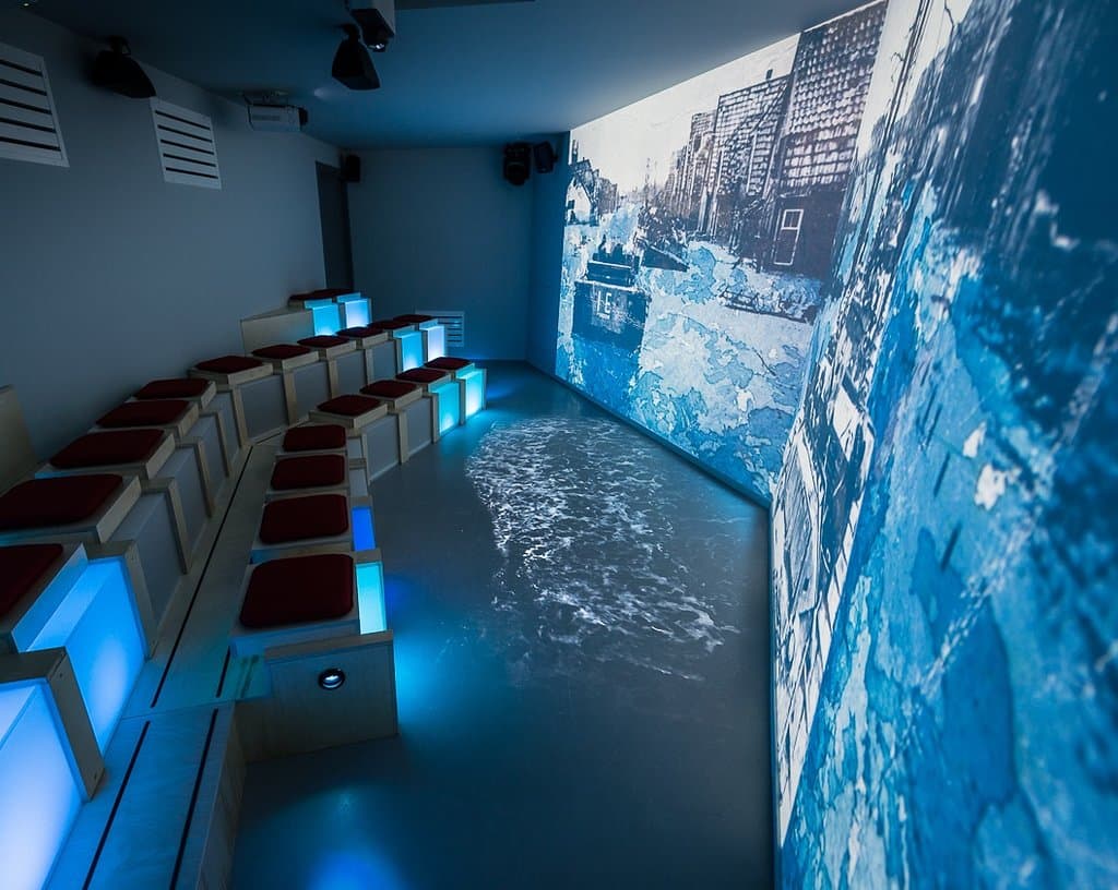 Impressie van de Experience in het Infocentrum. In de experience wordt je meegenomen in de WO2-geschiedenis van het Rijk van Nijmegen door middel van historische beelden.