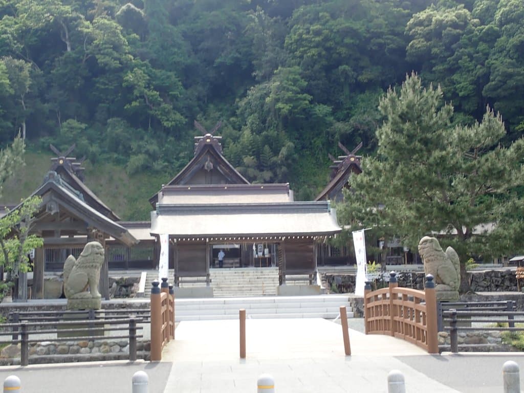 橋の先に随神門と奥には3つの本殿が横並びに見えます。