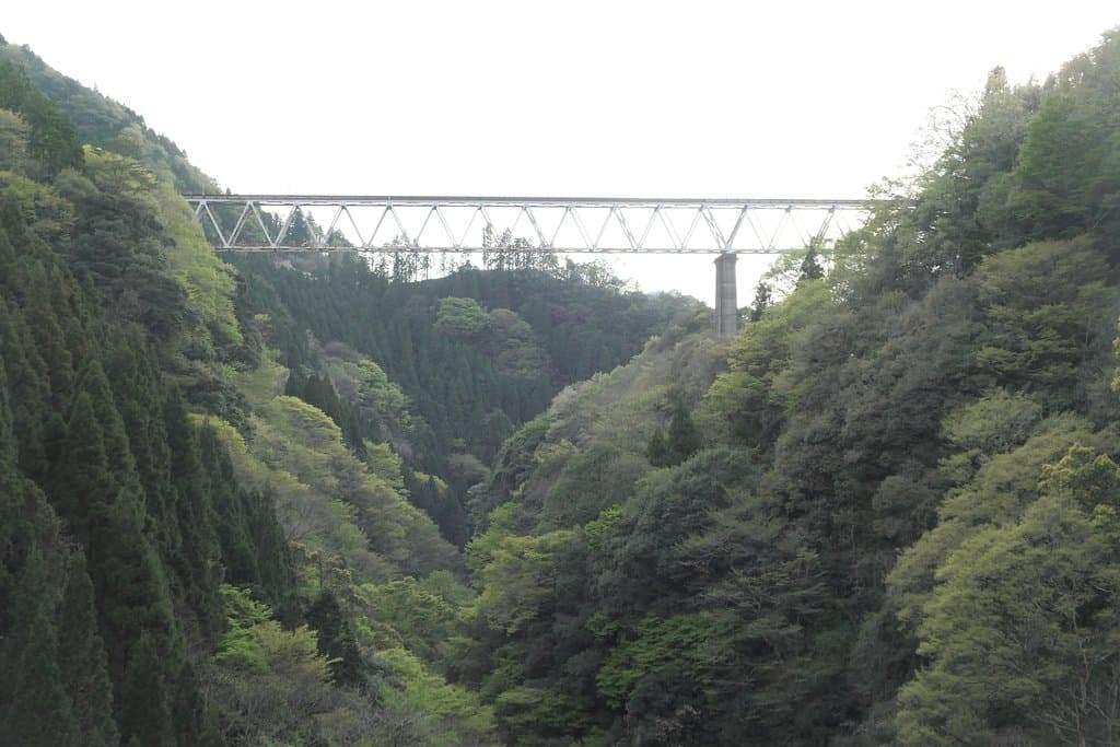 遠くから見た高千穂鉄橋