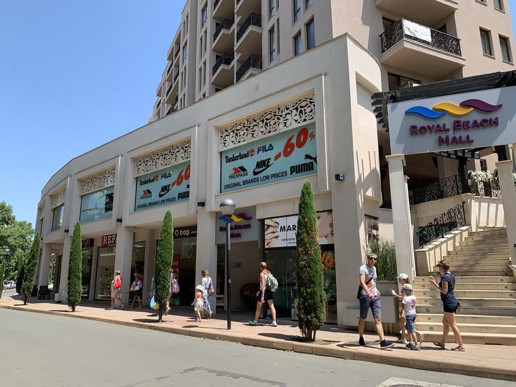 Royal Beach Mall is one of the favorite places for tourists on the Bulgarian Black Sea coast. Here you can shop your favorite brands, find your favorite cosmetics and health products, meet and have fun with friends and enjoy fresh drinks and delicious meals in the hospitable restaurants.