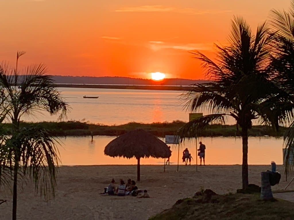 Imperdível ver o por do sol e apreciar a cultura local em festejar na praia.