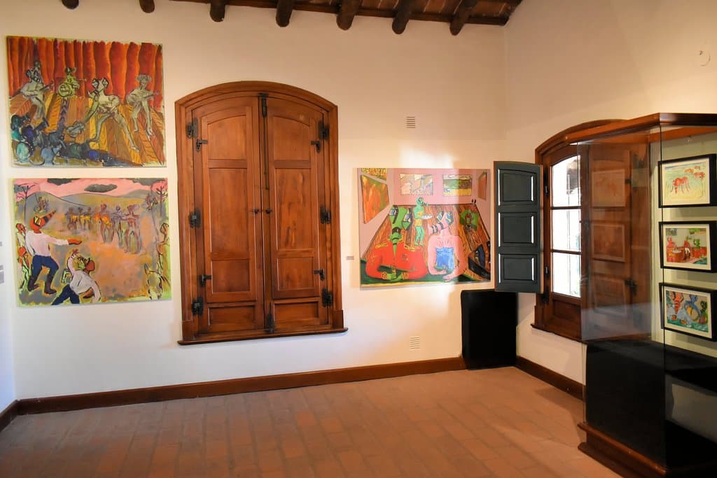 Además de atraer la atención las pinturas, se puede valorar la conservación de la casona en sus ventas y en los techos