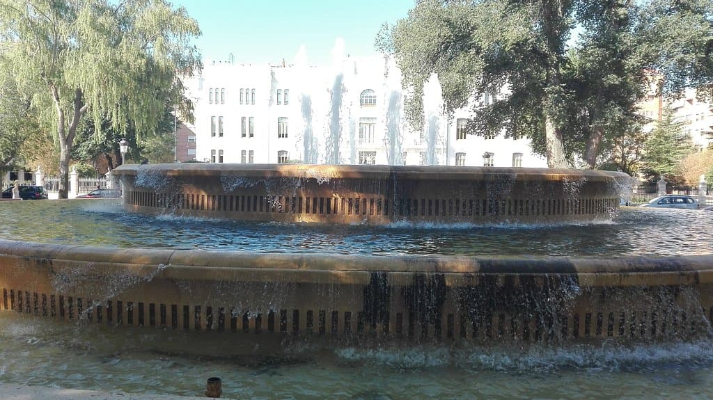 Fuente y la Fábrica de Harinas al fondo.