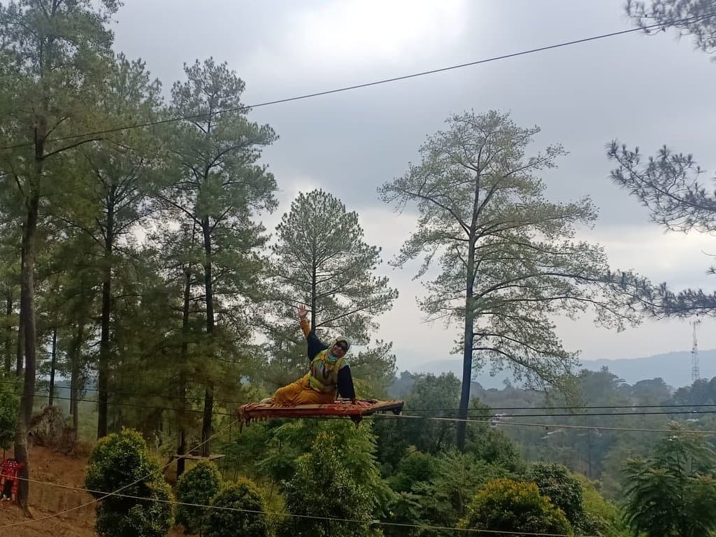 Salah satu obyek yang bisa dikunjungi adalah karpet terbang