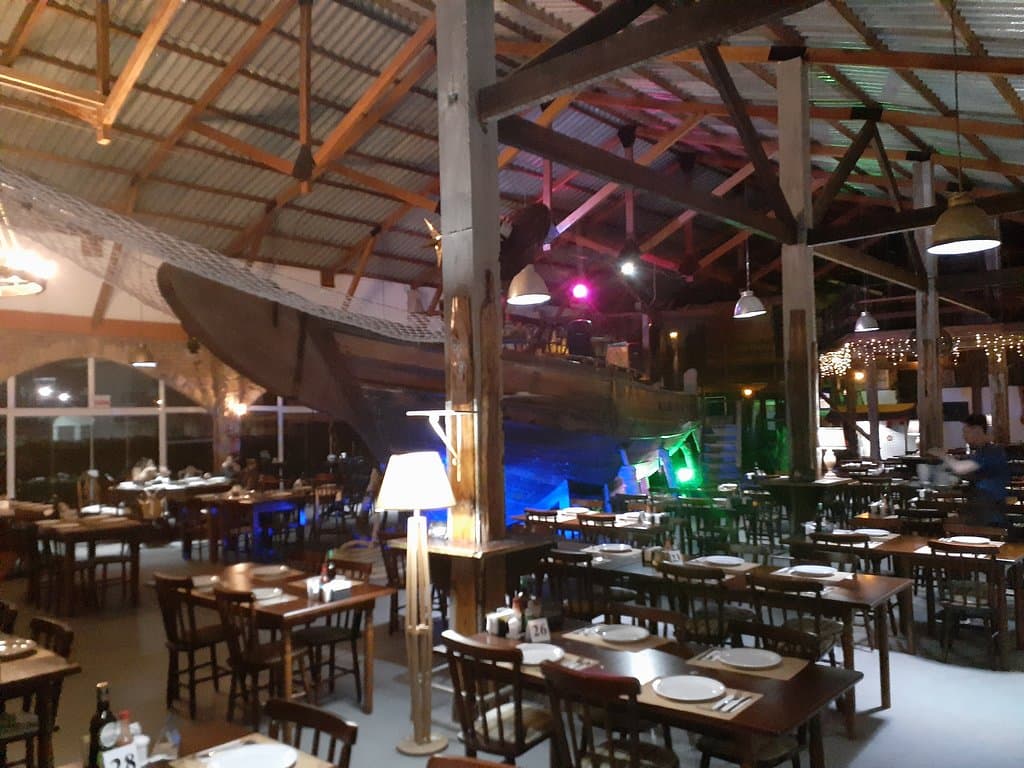 Visão geral interna da pizzaria.