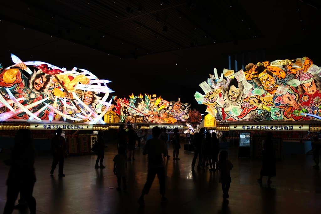 国指定重要無形民俗文化財 青森ねぶた祭 に出陣した大型ねぶた4台を常設展示。1年中青森ねぶた祭が体感できます!         館内は撮影・動画OK!ぜひ素敵な思い出を残して下さい。