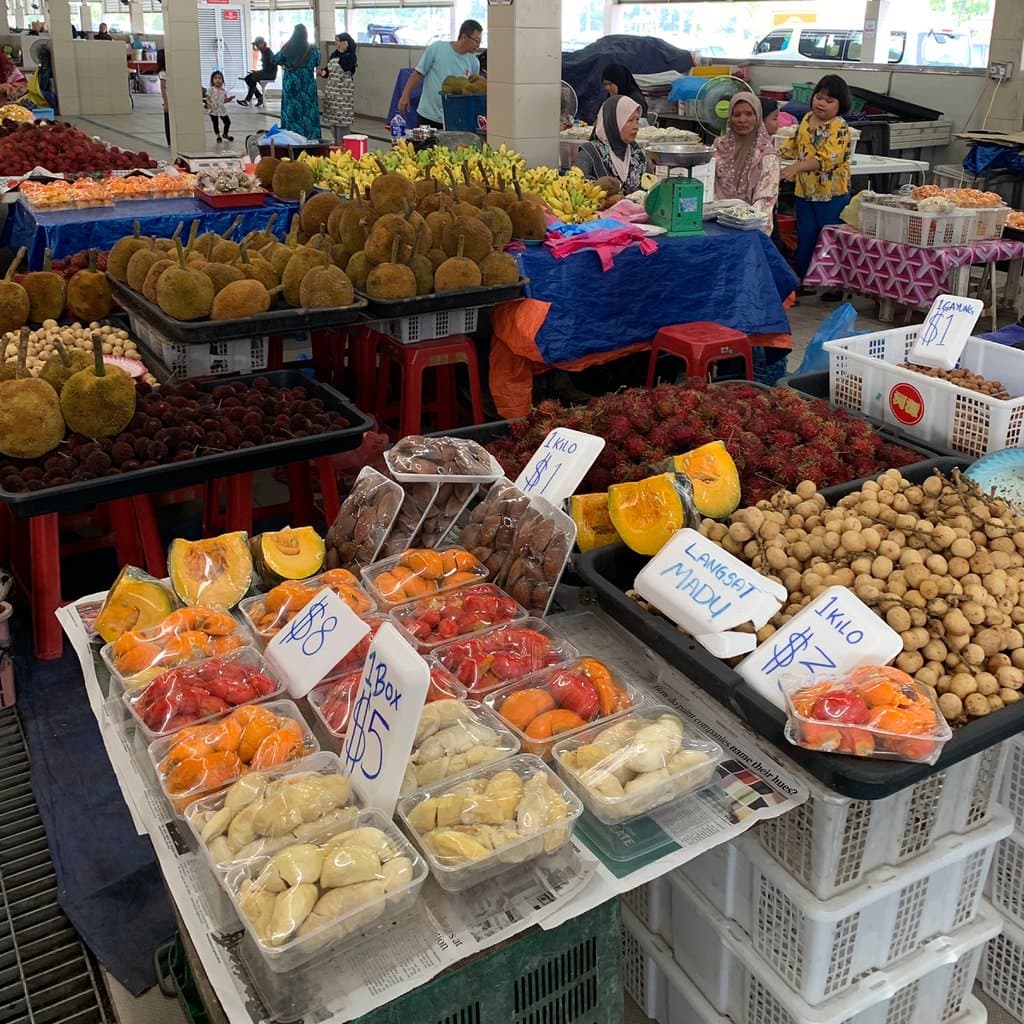 Godong Night Market 加東市場,雖然說稱為 Night Market 但是不像 #台灣夜市 營業時間到半夜,加東夜市是當地人下班後買晚餐的地方,也是 #汶萊 國王造福人民的政策之一,攤販只需要花少少的金額就可以在市場裡設置攤位,絕大部分的食物都只需要花一元汶萊幣就可買到道地的炒飯、炒麵、烤肉等食物,所以又叫做一元市場,享受道地美食到這裡就沒錯,千萬不可以錯過各種顏色的榴蓮、紅毛丹、愛情果等熱帶水果。