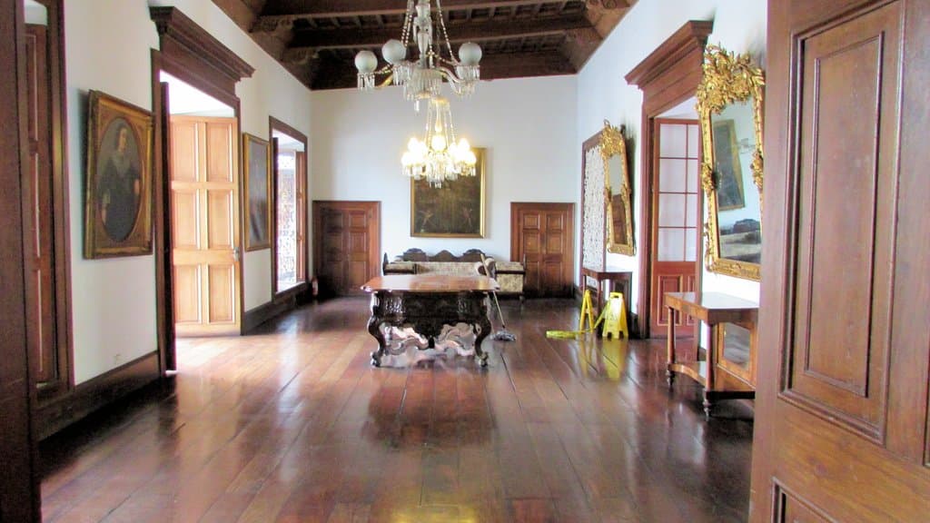 Uno de los salones más bellos de la casa ofrece una imagen para conservarla en el recuerdo