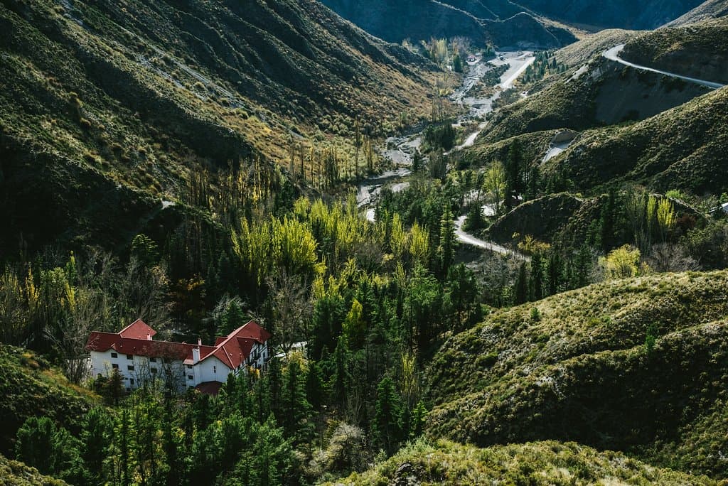 Vista del Hotel Villavicencio desde el primer mirador del Camino de Caracoles, en Reserva Natural Villavicencio