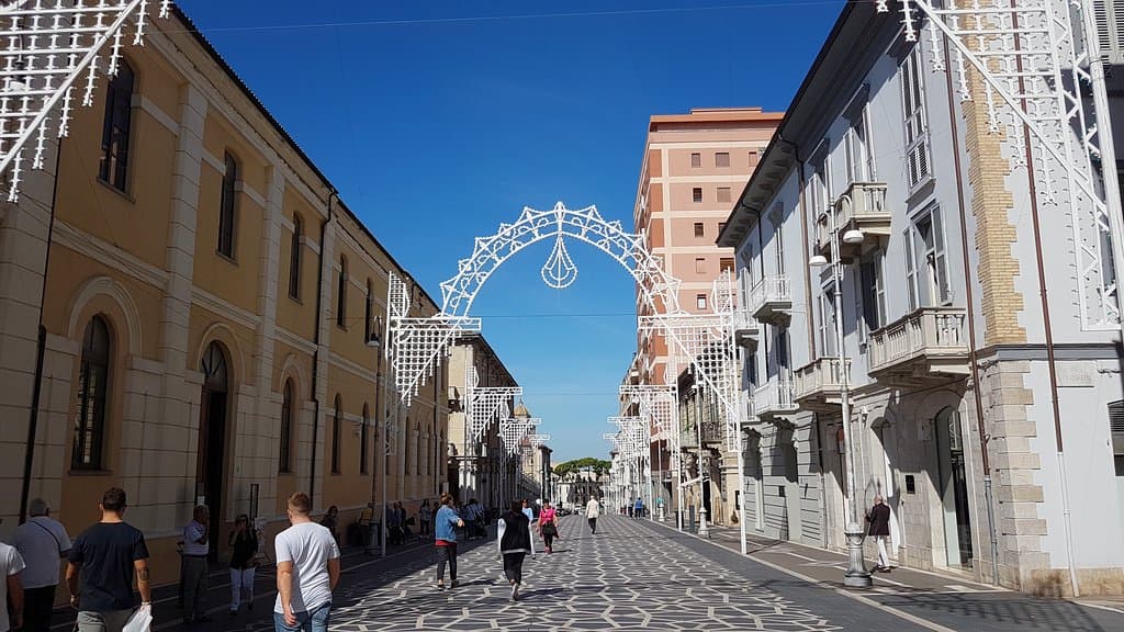 Links die Universität. Man beachte die Pflasterung.